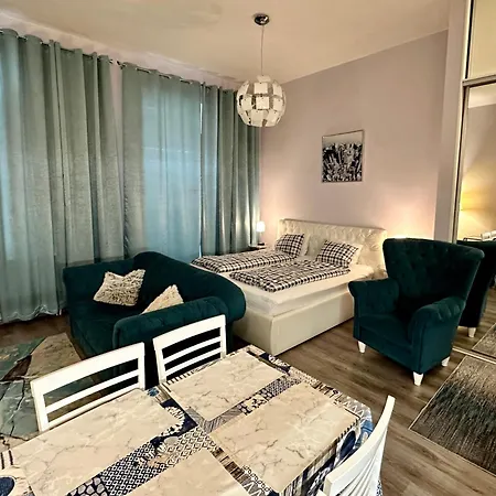 Kings Main Square פופראד