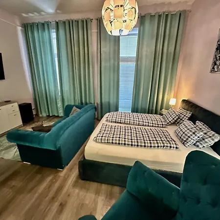 Kings Main Square Apartment - Self Check-In - Coffee Machine - Washer - Kitchen * Poprad